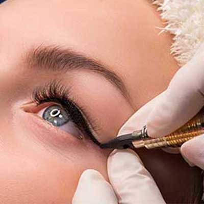 PMU Eyeliner behandeling door specialist in Maasmechelen